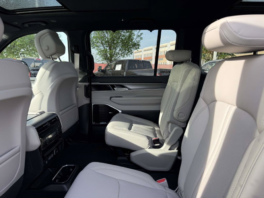 New 2026 Jeep Grand Wagoneer Limited AWD/4WD image 18