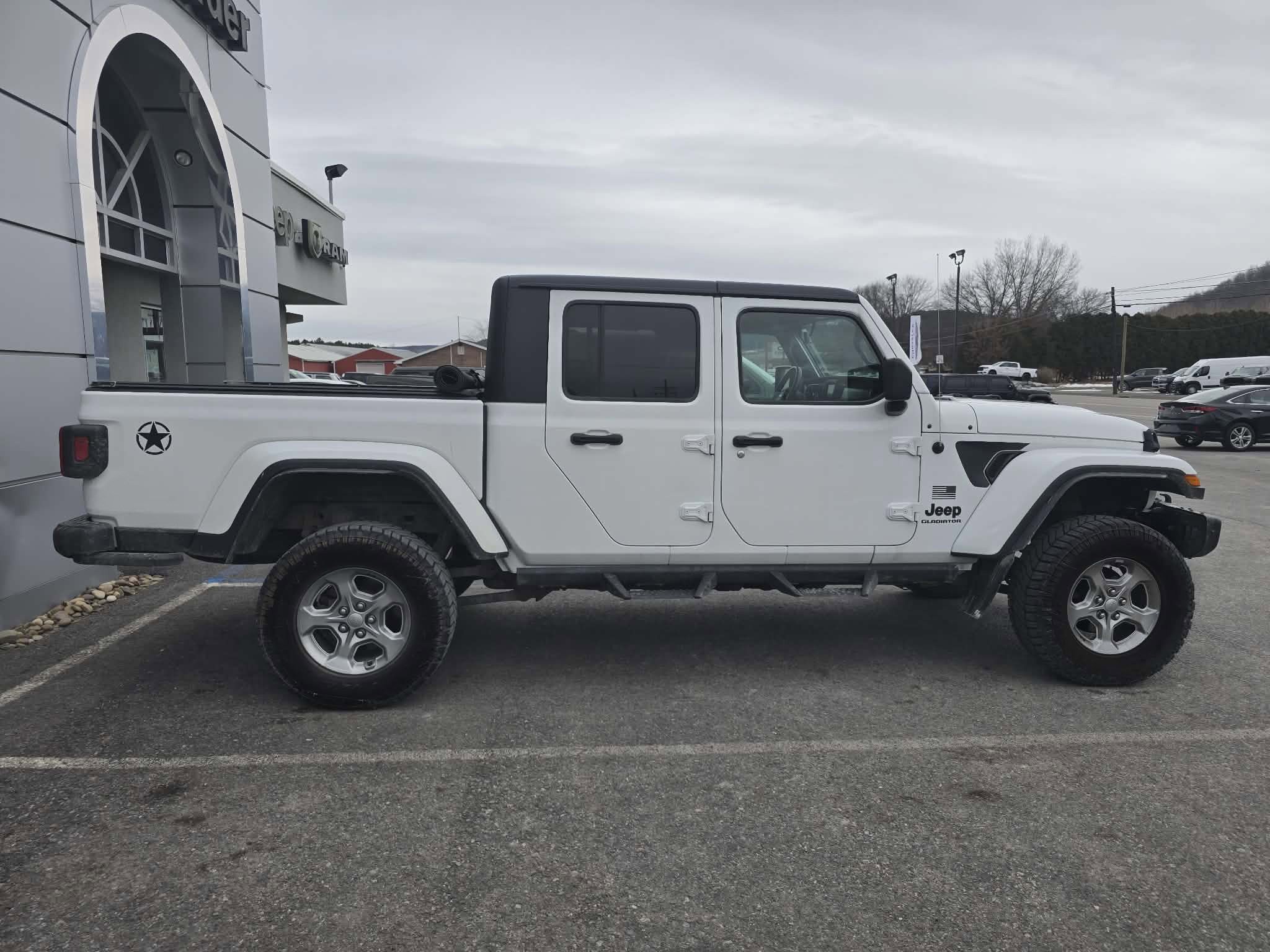 Used 2021 Jeep Gladiator Sport image 2