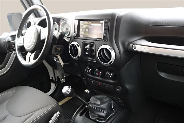 Used 2016 Jeep Wrangler Unlimited Rubicon w/ Connectivity Group image 17