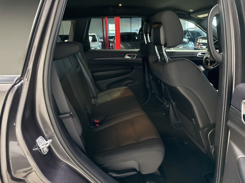 Used 2019 Jeep Grand Cherokee Laredo AWD/4WD image 26
