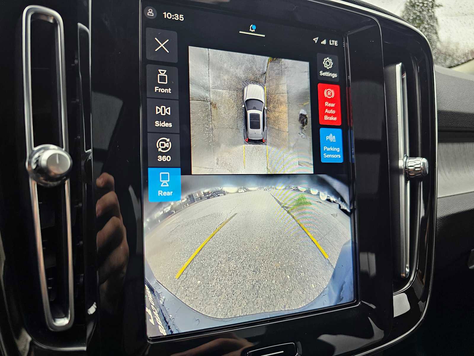 Certified 2024 Volvo XC40 B5 Ultimate w/ Protection Package Premier image 31