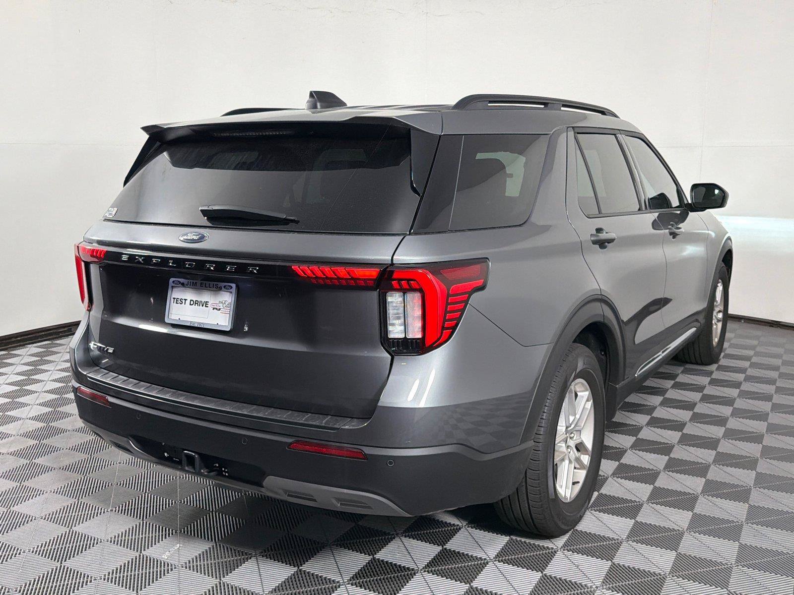 Used 2025 Ford Explorer Active w/ Active Comfort Package RWD image 7