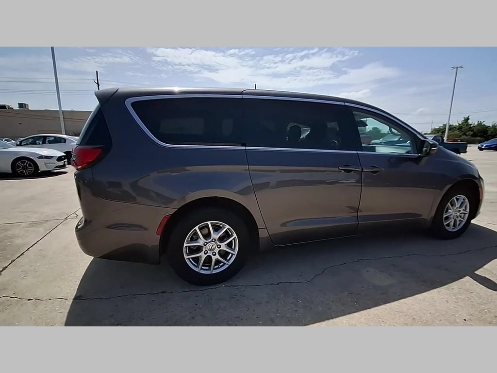 Used 2023 Chrysler Pacifica Touring-L FWD image 40