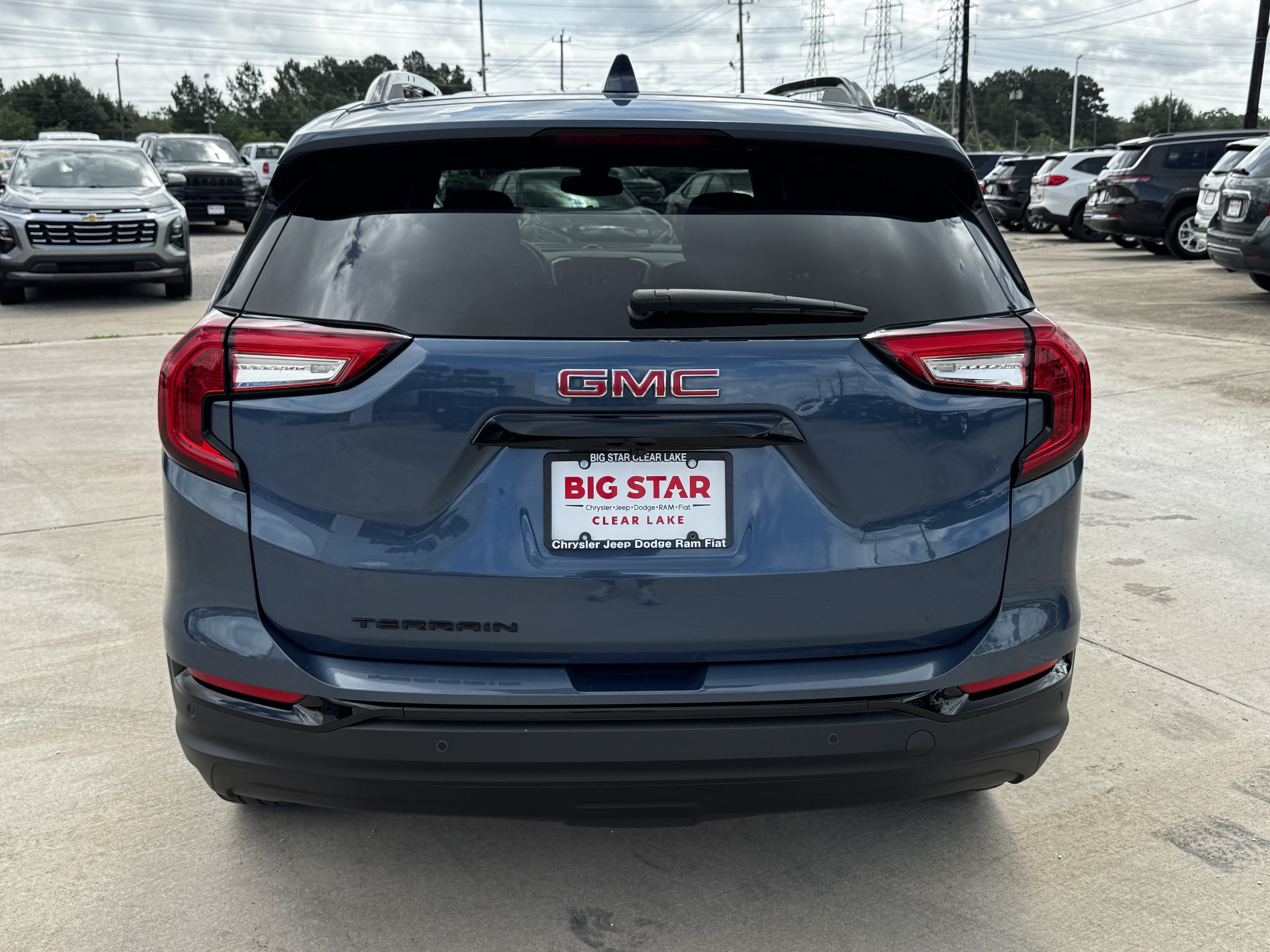 Used 2024 GMC Terrain SLE w/ Driver Convenience Package FWD image 9
