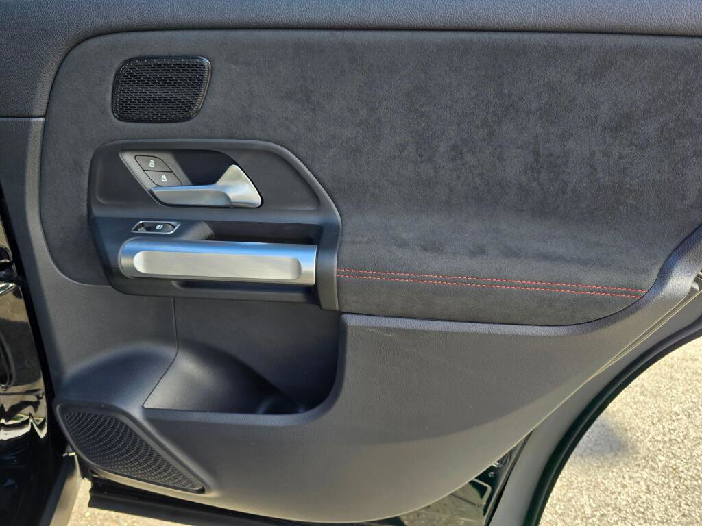 Used 2023 Mercedes-Benz EQB 300 4MATIC image 26
