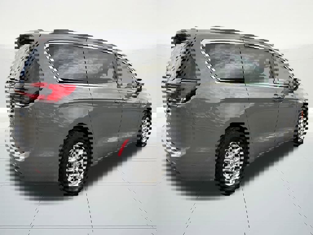 Used 2022 Chrysler Pacifica Touring-L image 5