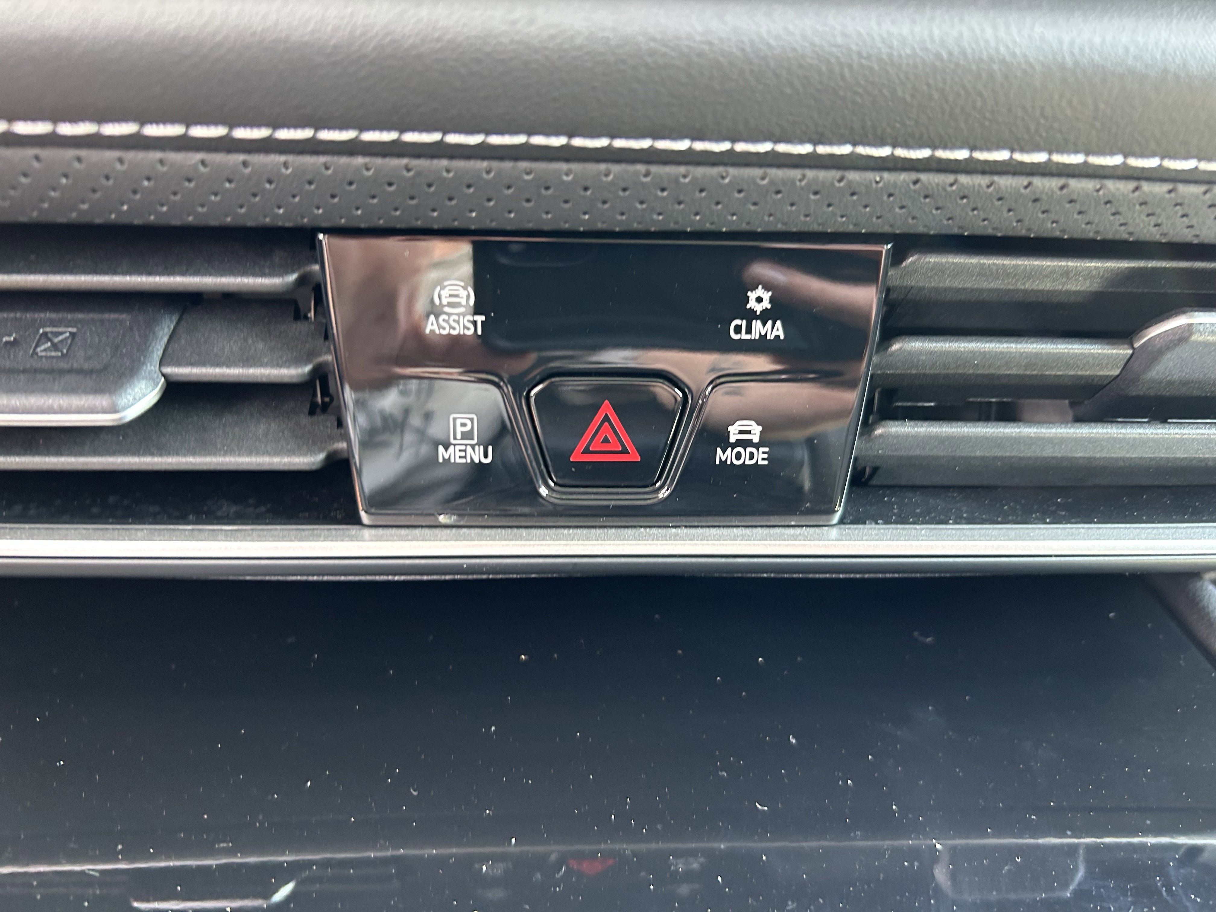 Used 2025 Volkswagen Atlas SEL AWD/4WD image 15
