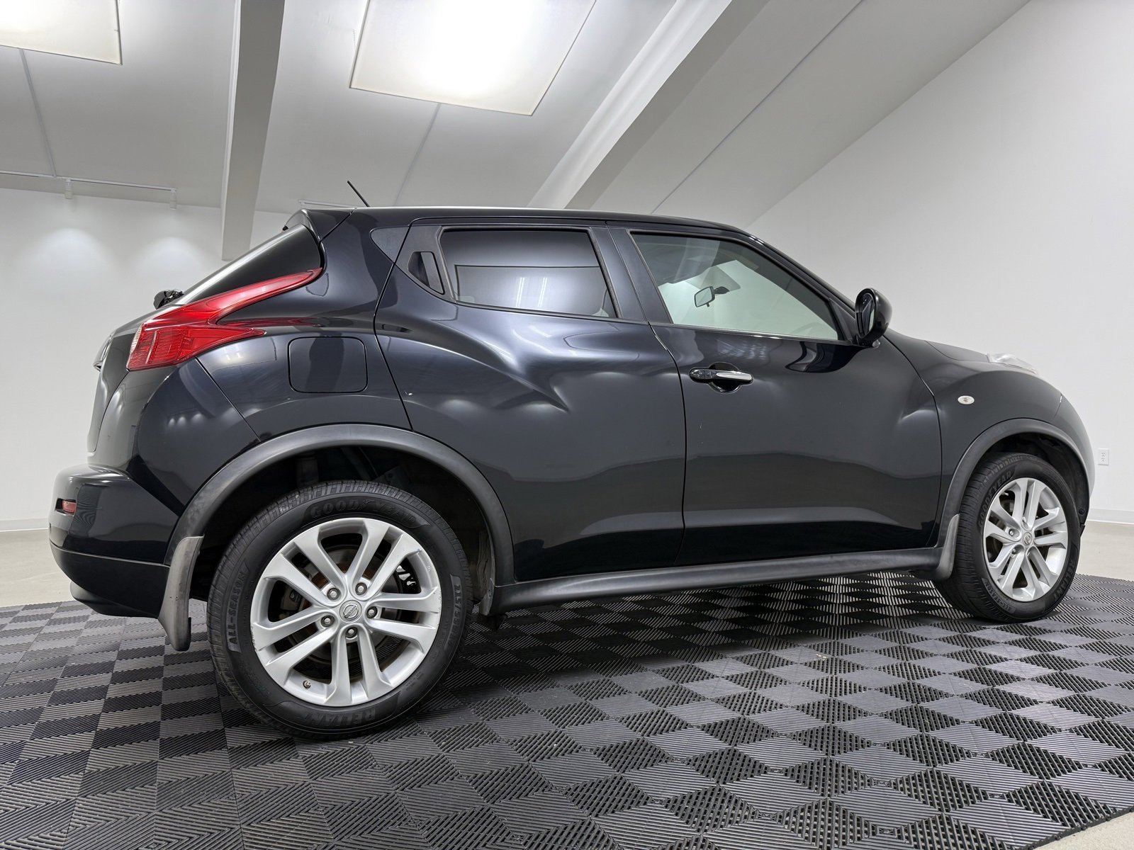 Used 2011 Nissan Juke SV w/ Interior Illumination Pkg image 6
