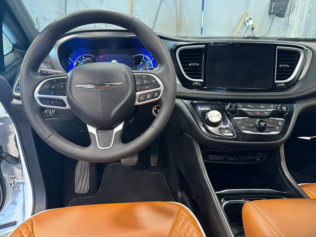 Used 2024 Chrysler Pacifica Pinnacle FWD image 6