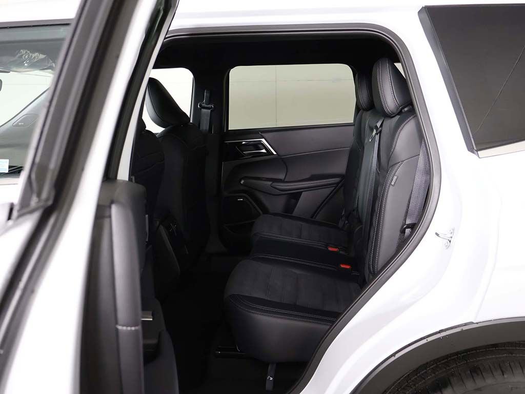 New 2026 Mitsubishi Outlander LE FWD image 30