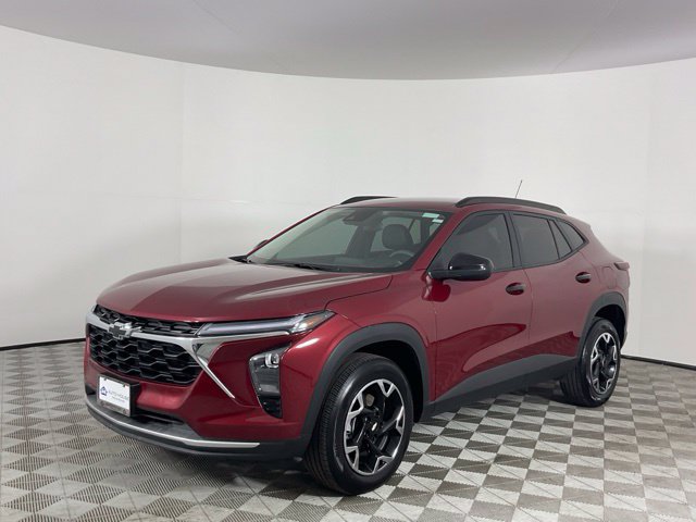 Used 2025 Chevrolet Trax LT FWD image 1