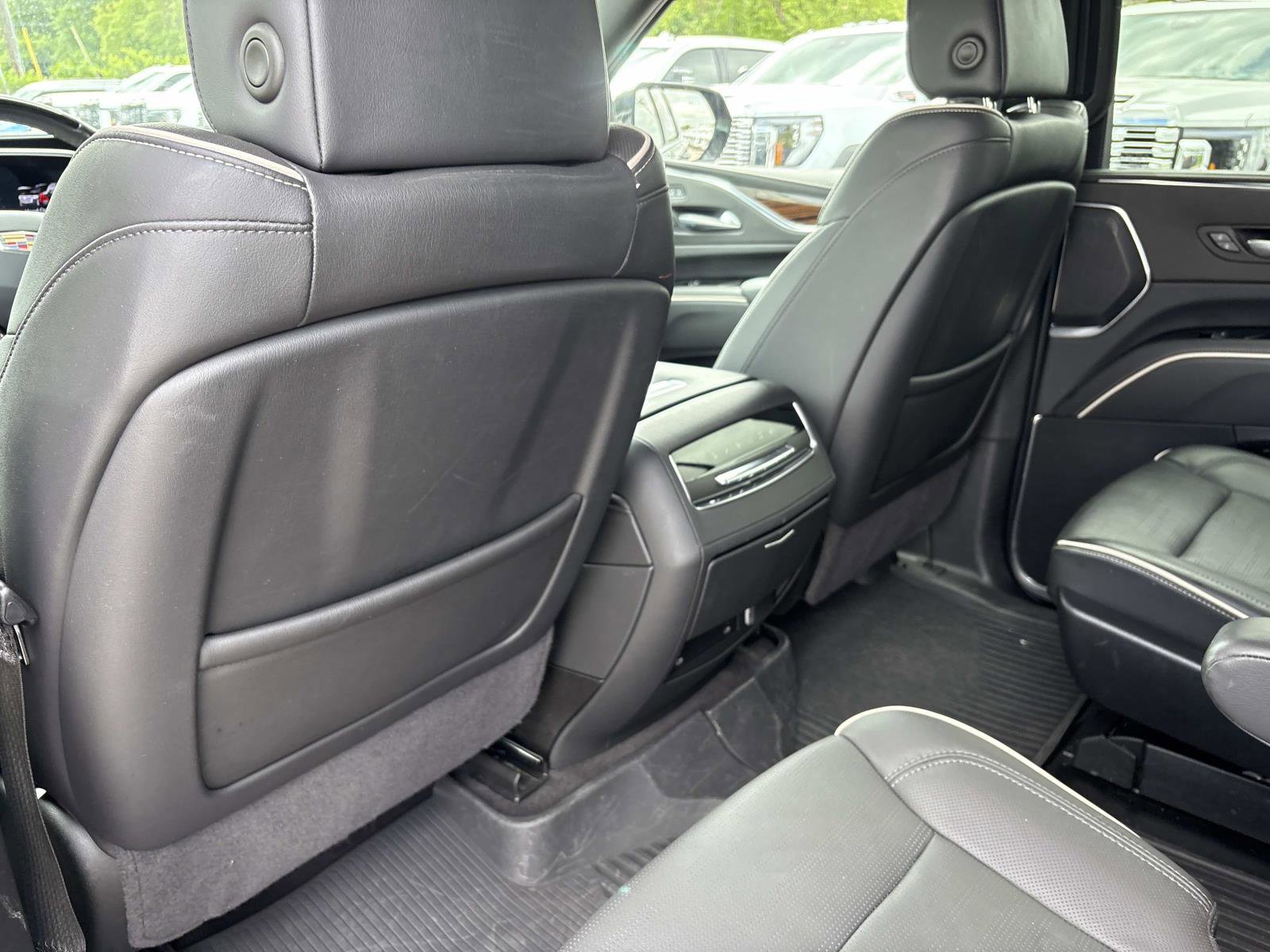 Used 2024 Cadillac Escalade Premium Luxury w/ Performance Package AWD/4WD image 31