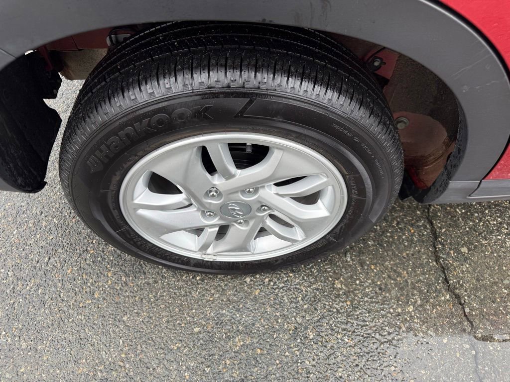 Certified 2025 Hyundai Venue SE image 12