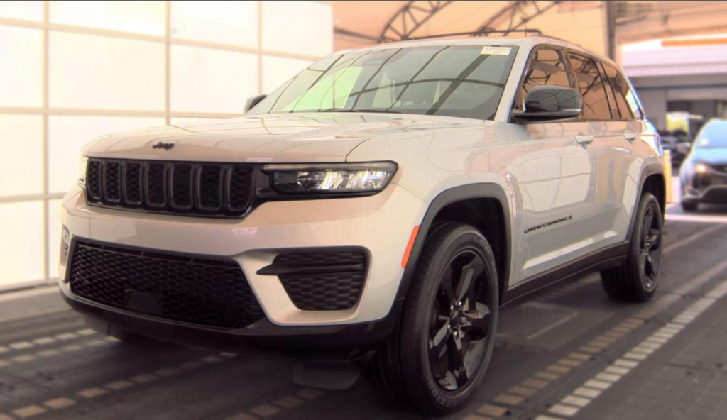 Used 2023 Jeep Grand Cherokee Altitude