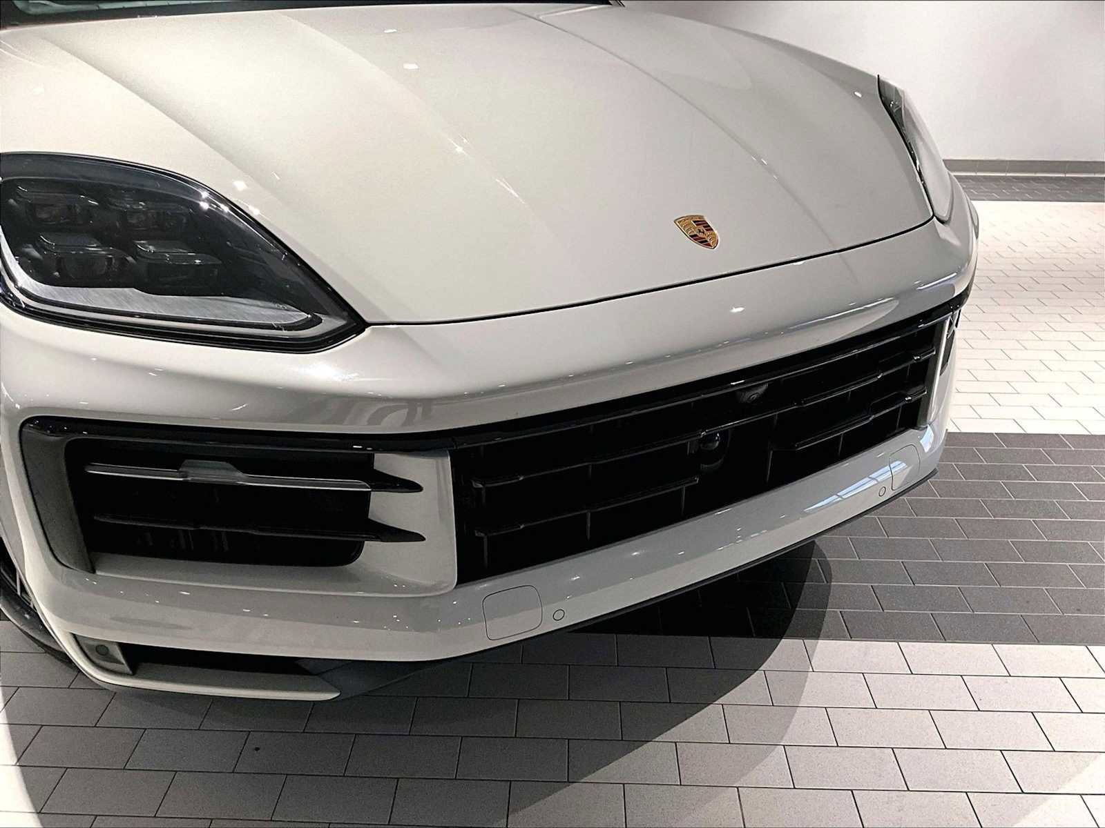 Used 2025 Porsche Cayenne Coupe image 32