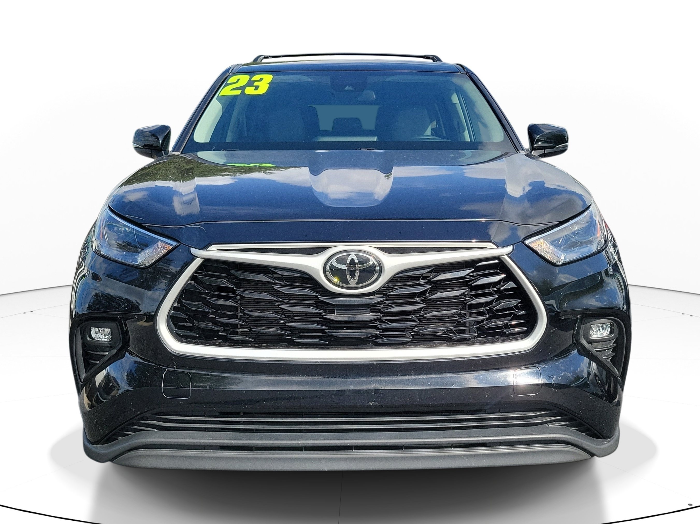 Used 2023 Toyota Highlander LE FWD image 2
