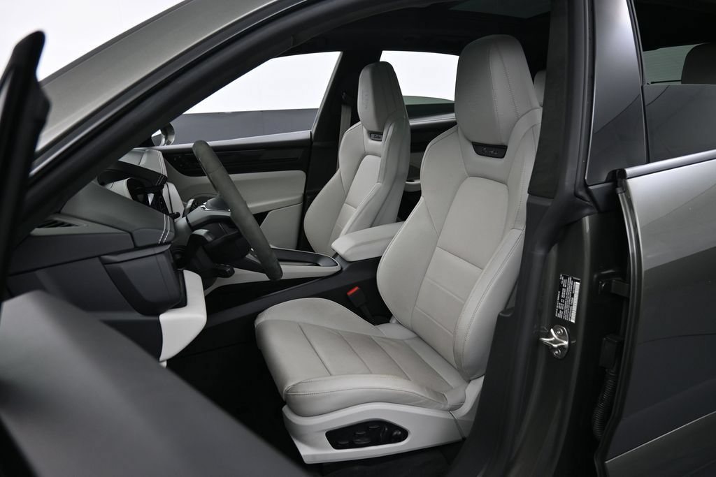 Certified 2025 Porsche Macan Turbo Electric AWD/4WD image 5