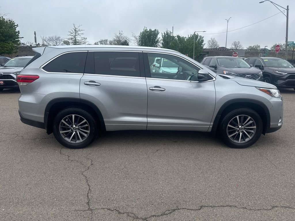 Used 2017 Toyota Highlander XLE AWD/4WD image 10