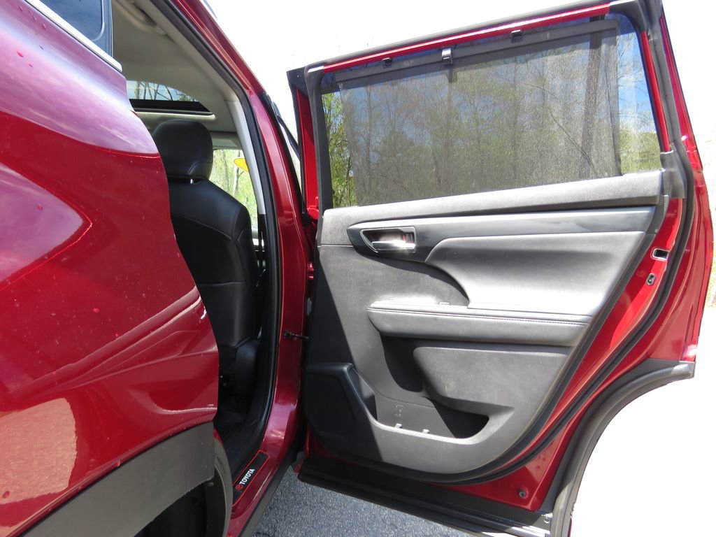 Used 2020 Toyota Highlander XLE AWD/4WD image 15