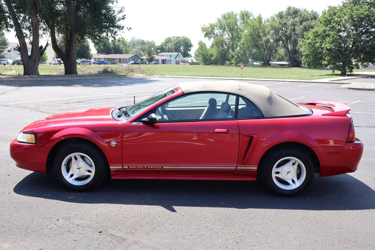 Used 1999 Ford Mustang Convertible RWD image 9