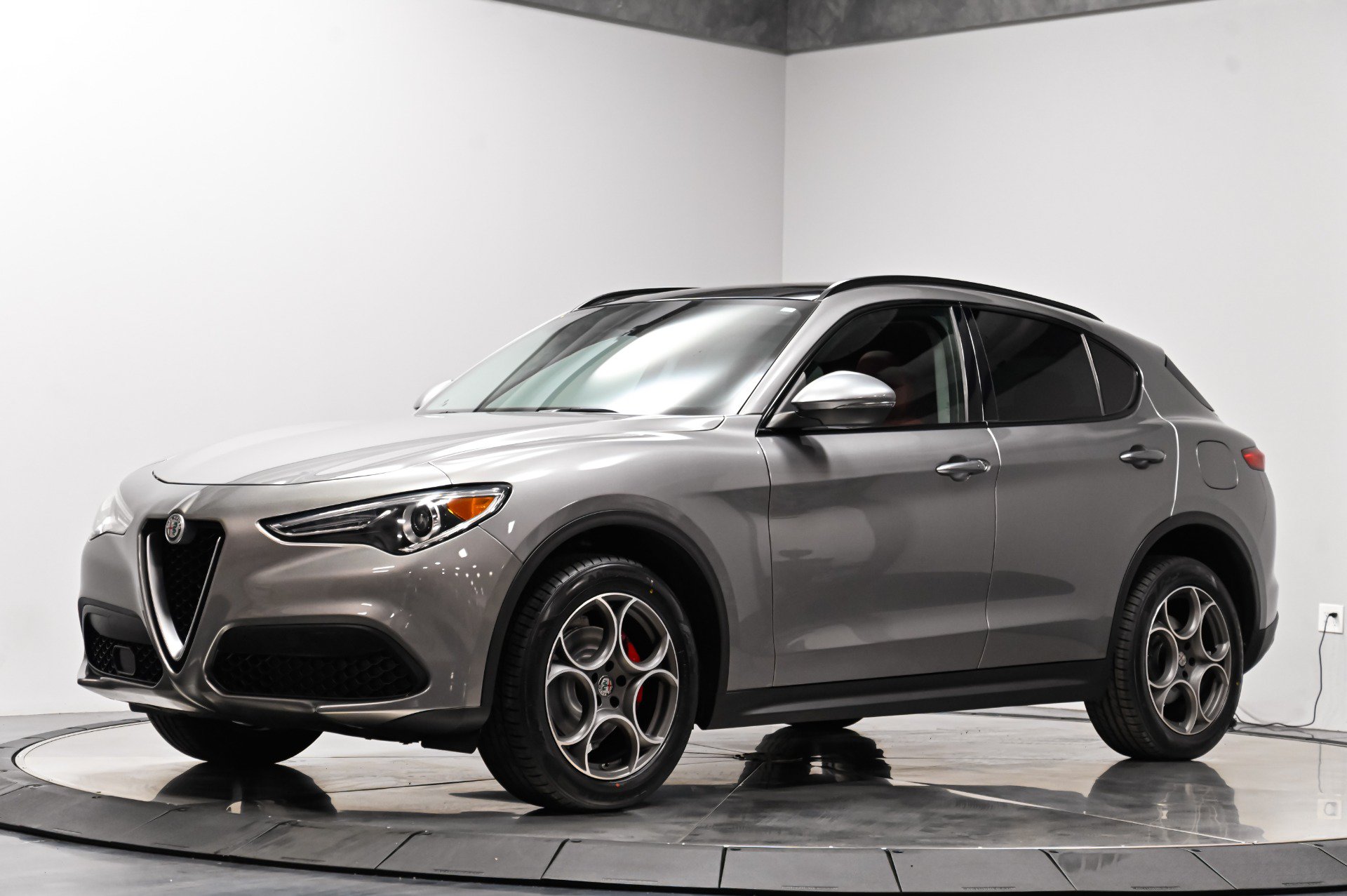 Used 2018 Alfa Romeo Stelvio Sport w/ Quick Order Package 22J Sport AWD/4WD image 2