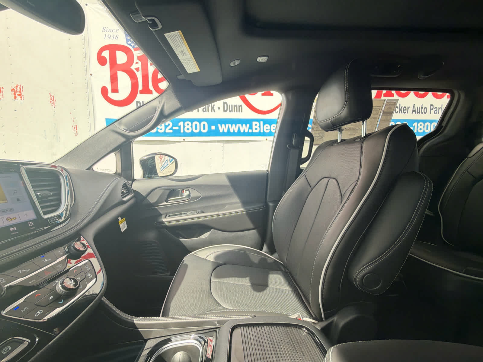 New 2027 Chrysler Pacifica Select FWD image 30