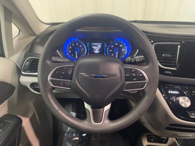 Used 2017 Chrysler Pacifica Touring image 19