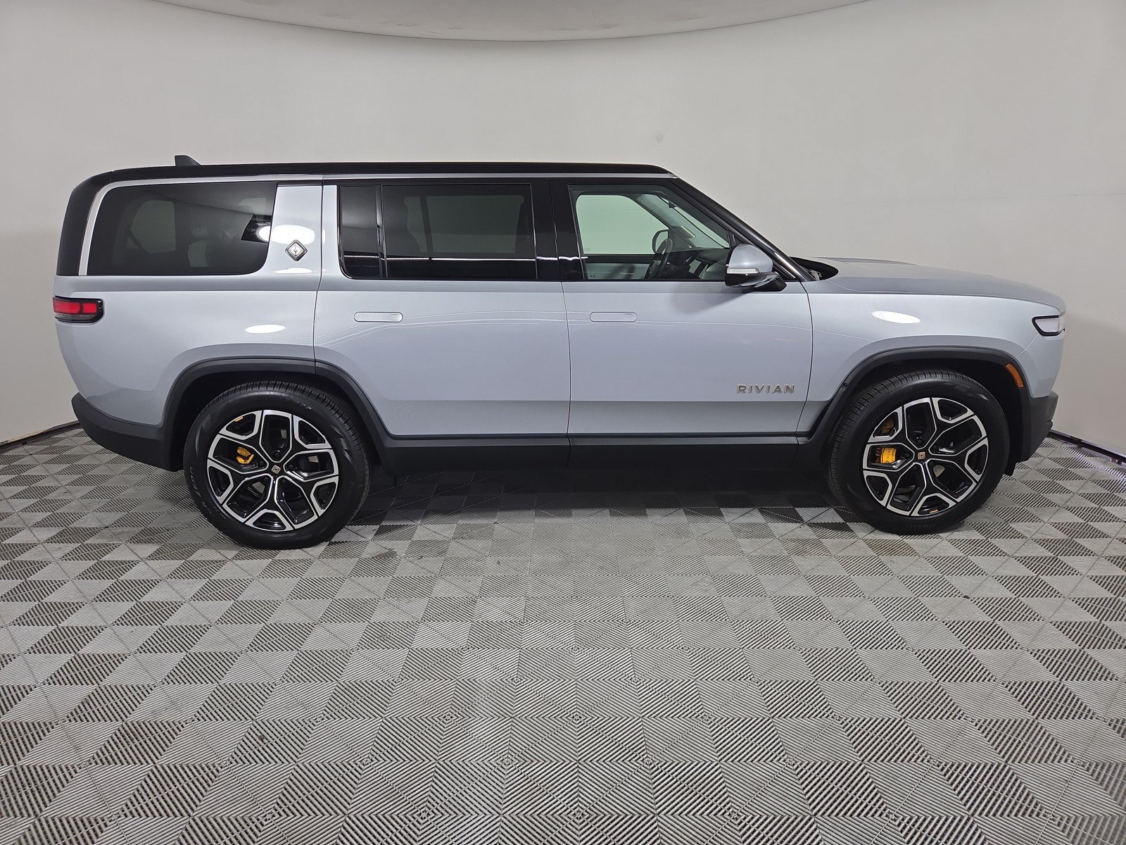 Used 2024 Rivian R1S Adventure AWD/4WD image 6