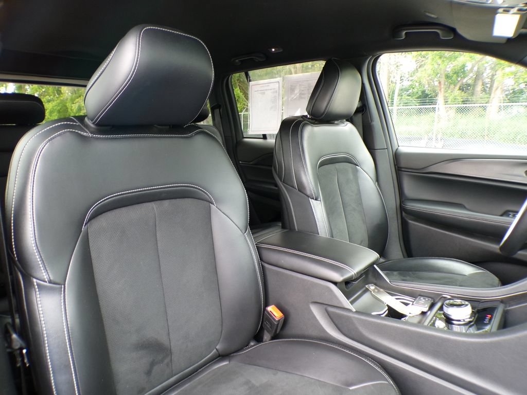 Used 2024 Jeep Grand Cherokee Altitude AWD/4WD image 13
