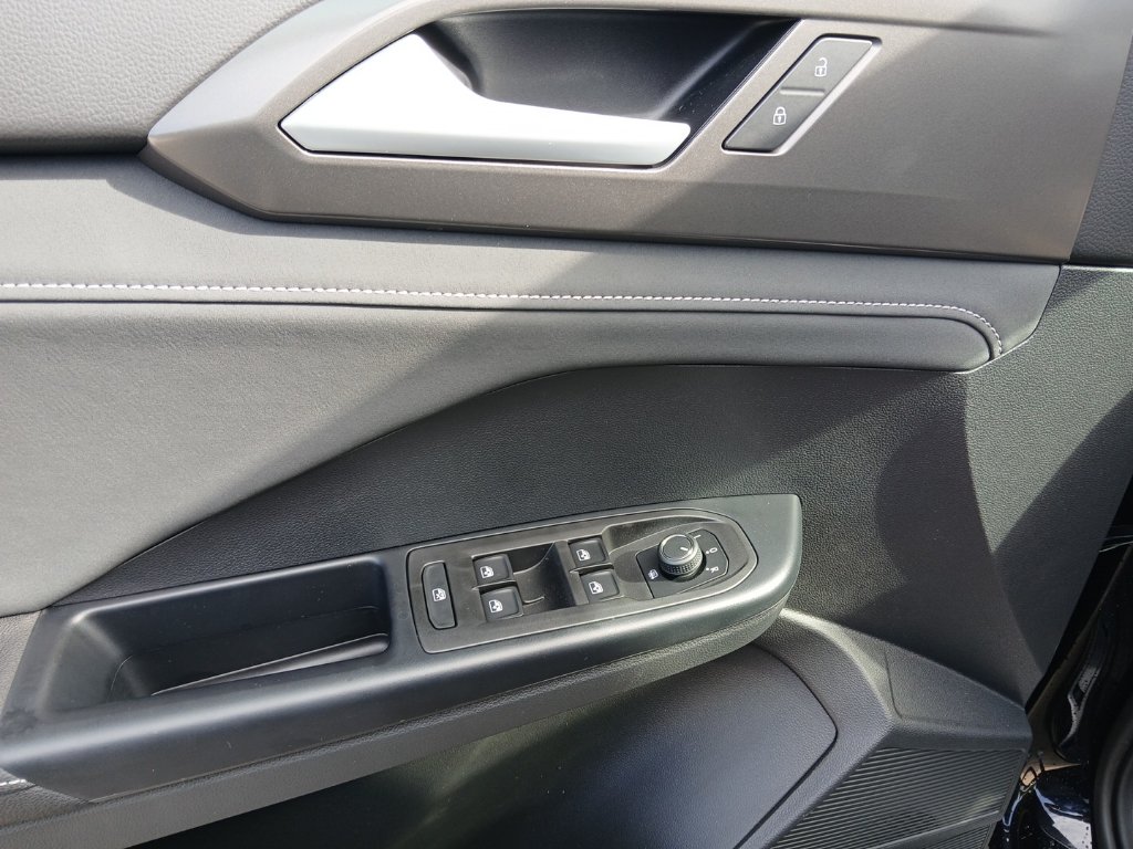 New 2027 Volkswagen Taos SE FWD image 10
