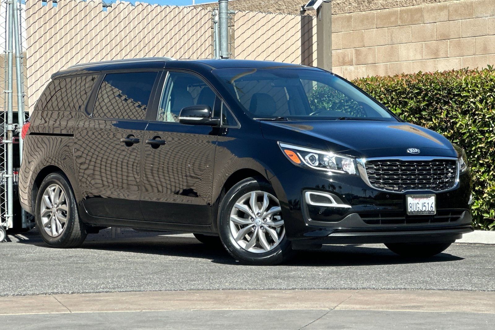 Used 2021 Kia Sedona EX image 2