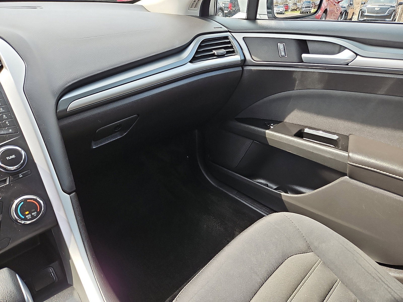 Used 2015 Ford Fusion SE image 24