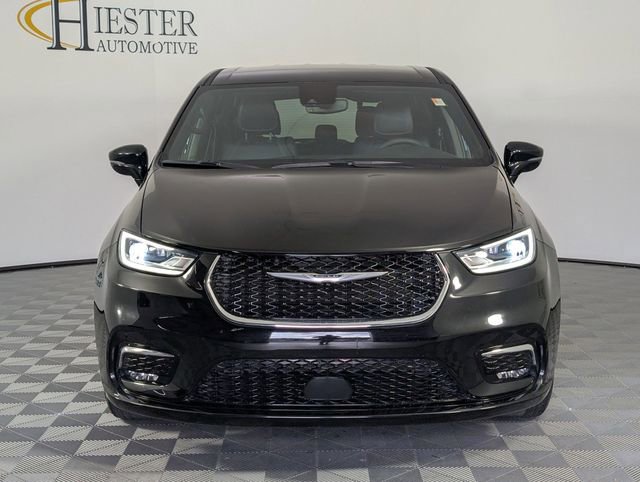 Used 2025 Chrysler Pacifica Select image 3