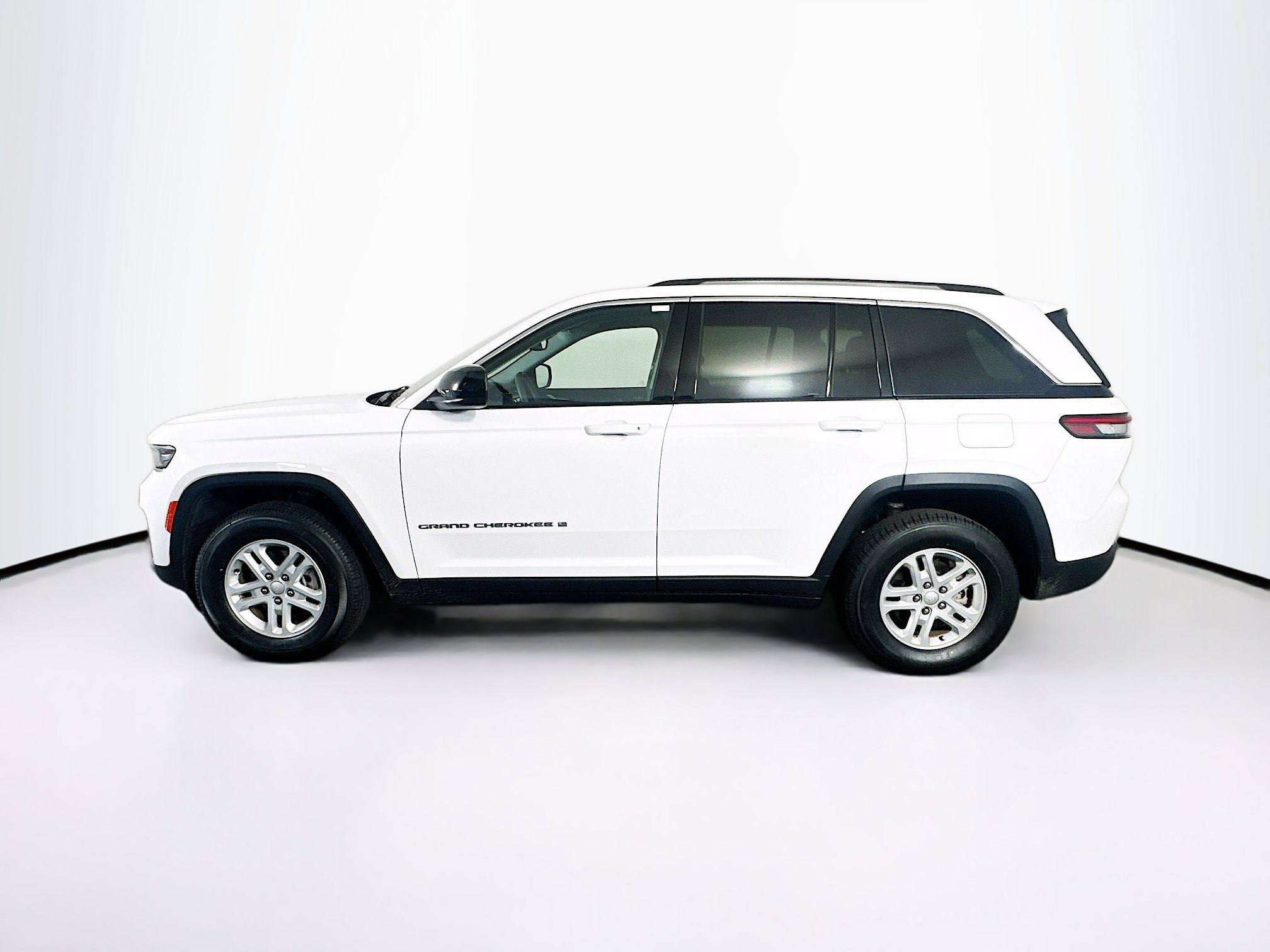 Used 2023 Jeep Grand Cherokee Laredo w/ Luxury Tech Group I AWD/4WD image 4