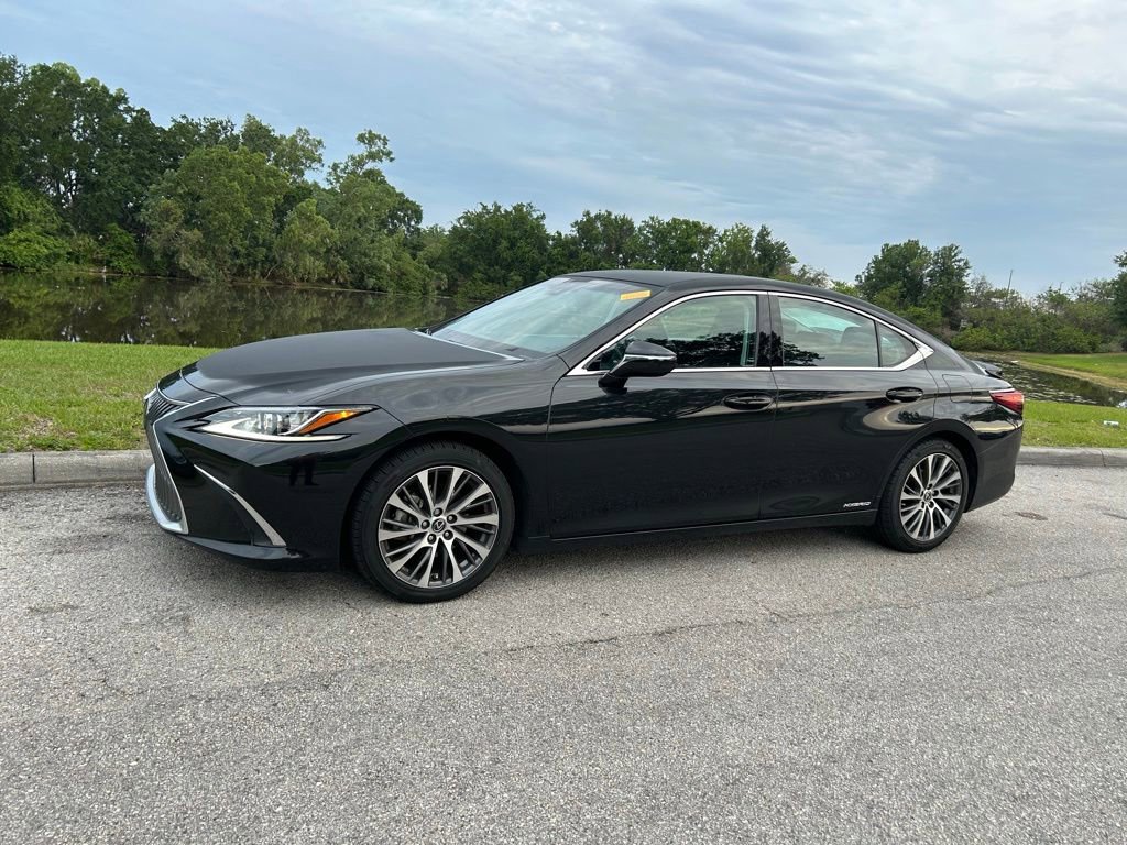 Used 2021 Lexus ES 300h w/ Premium Package FWD image 2