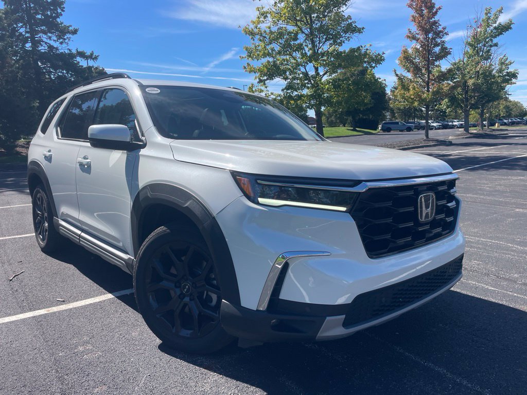 Used 2025 Honda Pilot Touring image 4