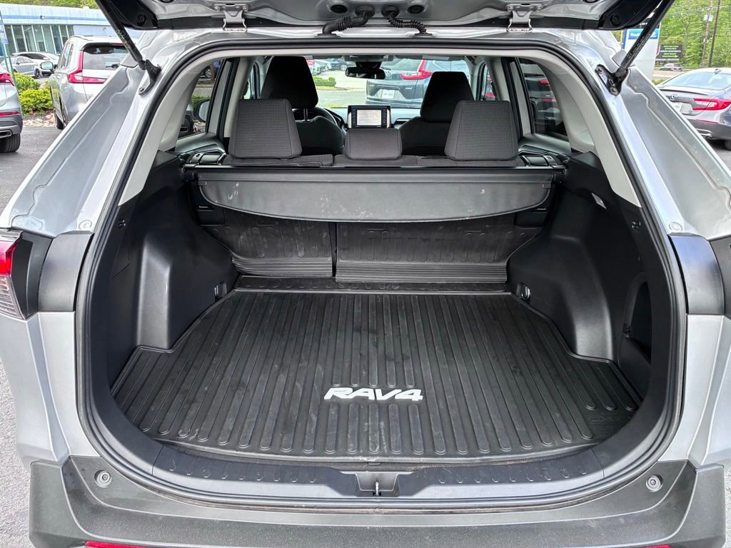 Used 2021 Toyota RAV4 LE AWD/4WD image 12