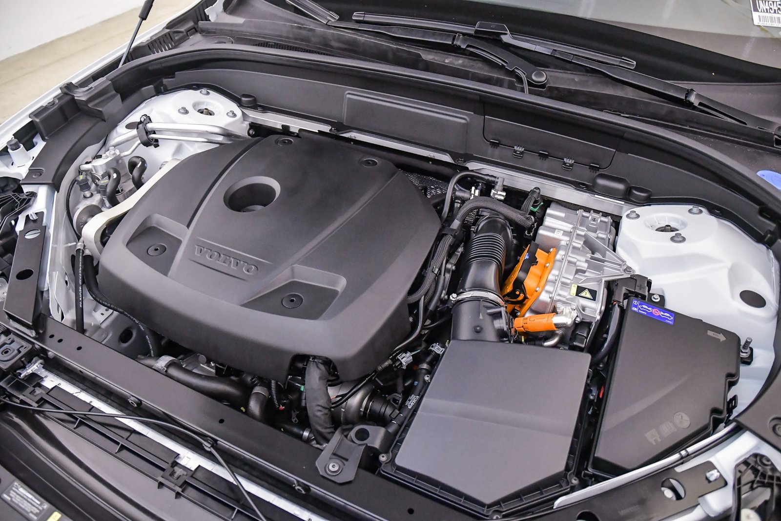 Certified 2025 Volvo XC60 T8 Plus w/ Protection Package Premier image 25