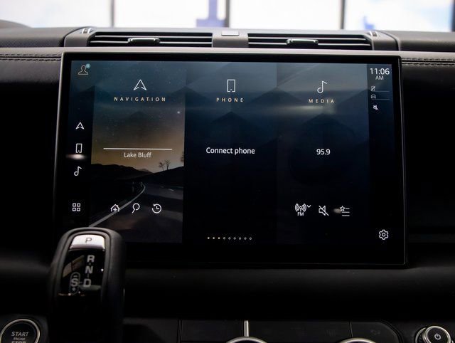 Used 2025 Land Rover Defender 130 X-Dynamic SE image 17