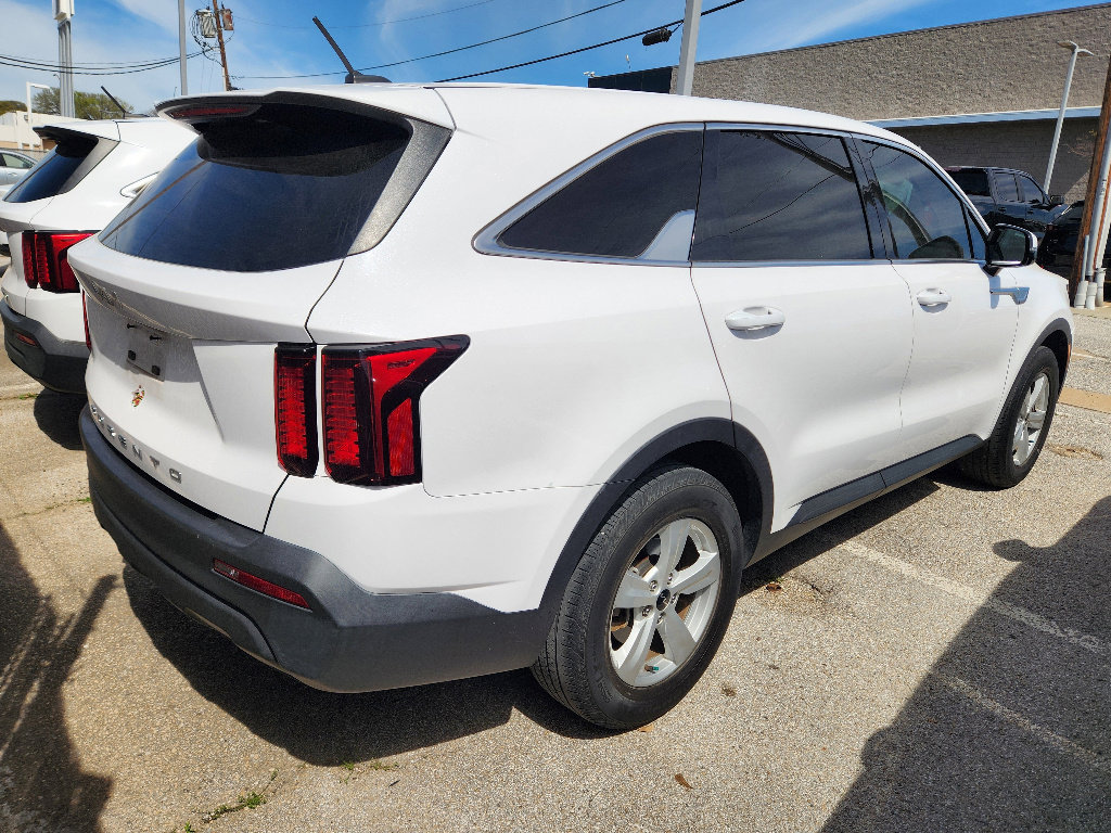 Certified 2022 Kia Sorento LX image 3