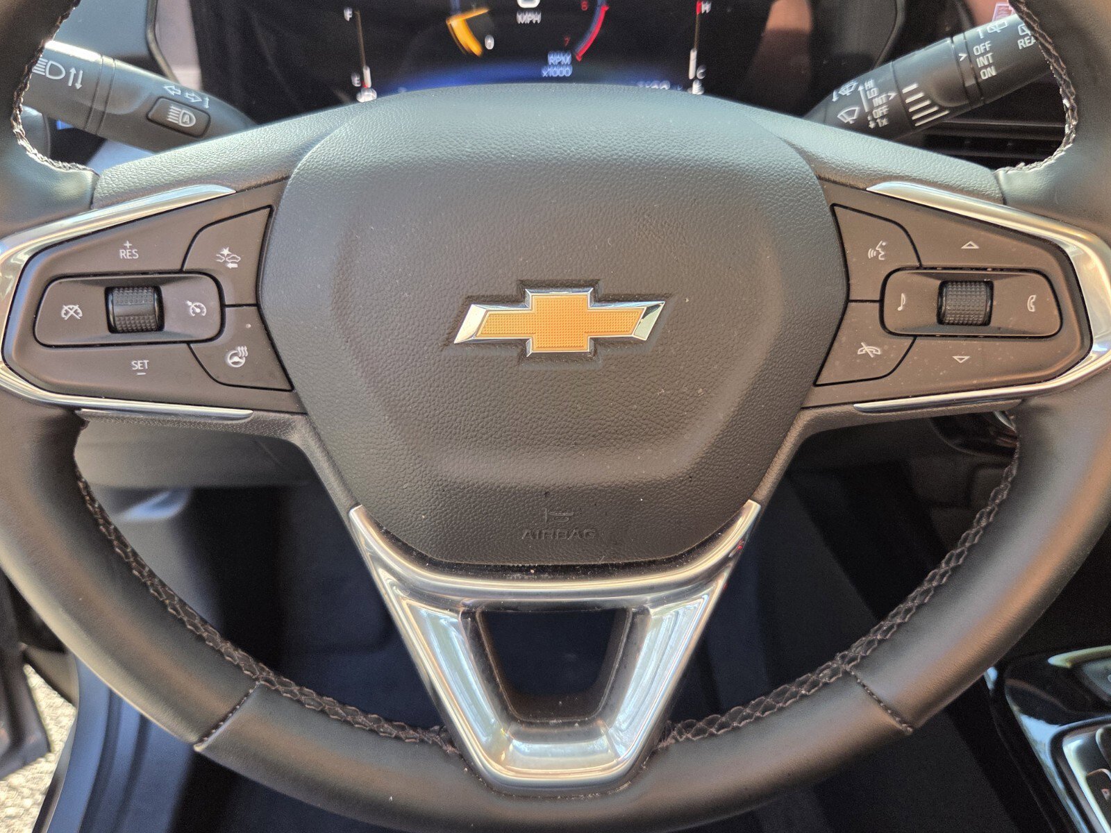 Used 2025 Chevrolet Trax LT w/ LT Convenience Package FWD image 32