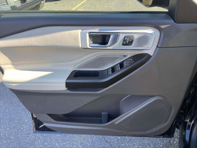 Used 2020 Ford Explorer Platinum w/ Premium Technology Package image 16
