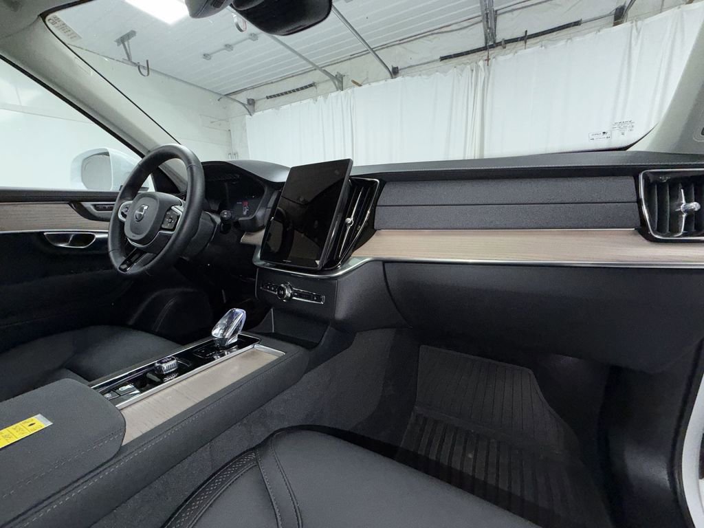 Used 2025 Volvo XC90 T8 Plus w/ Protection Package Premier AWD/4WD image 13