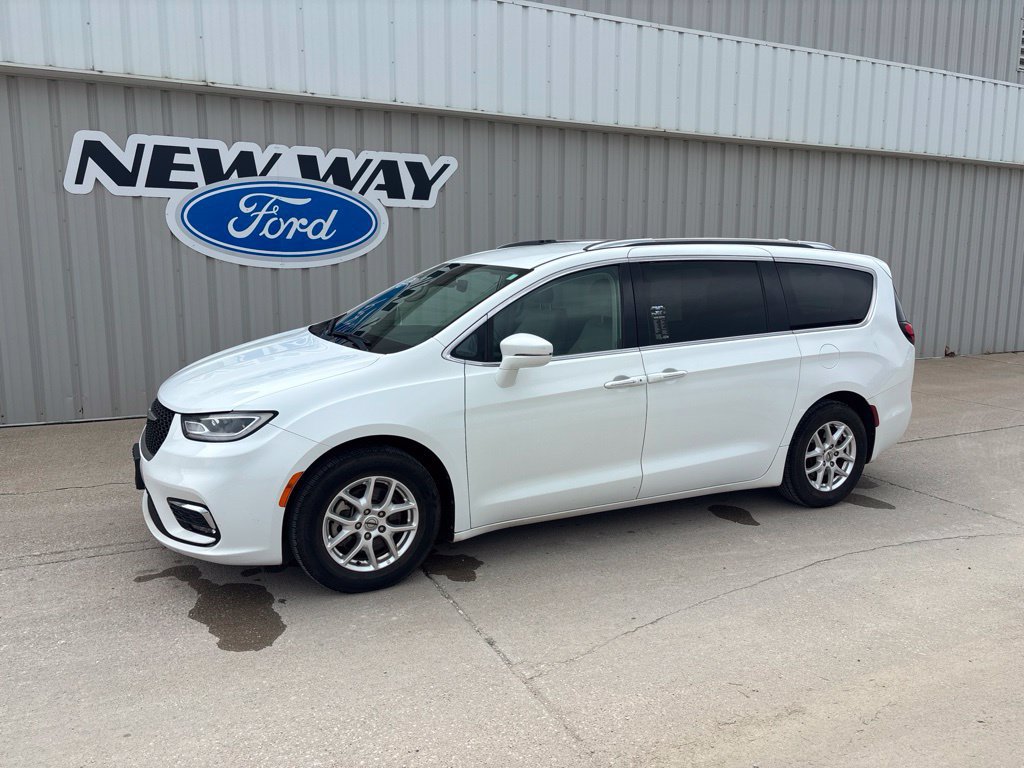 Used 2021 Chrysler Pacifica Touring-L FWD image 1