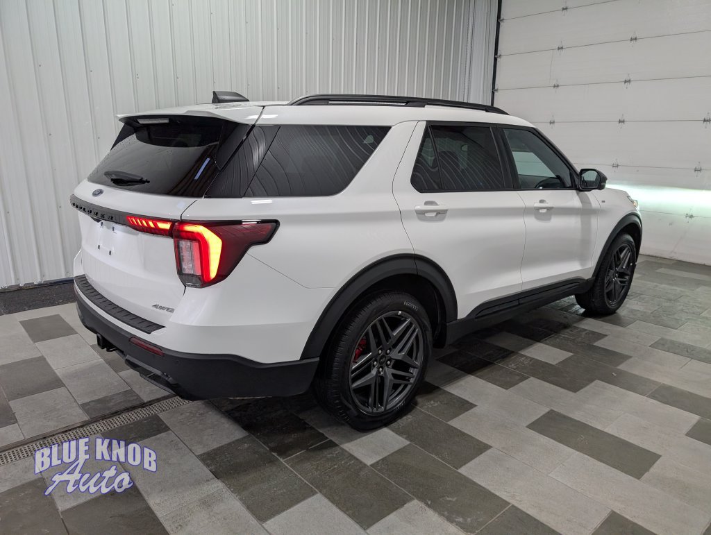 Used 2025 Ford Explorer ST-Line w/ ST-Line Street Pack AWD/4WD image 4