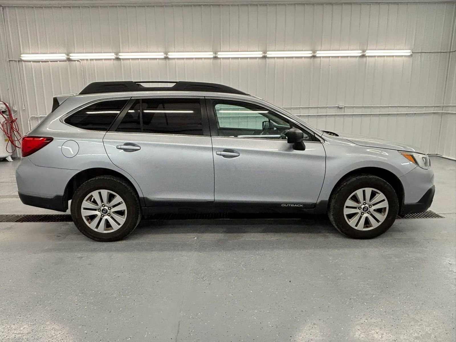 Used 2017 Subaru Outback 2.5i AWD/4WD image 2