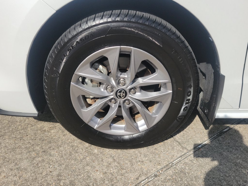 Used 2022 Toyota Sienna XLE FWD image 28