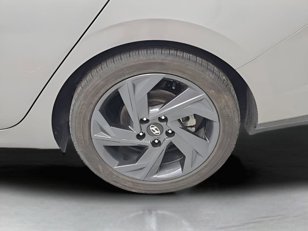 Certified 2025 Hyundai Elantra Limited image 32