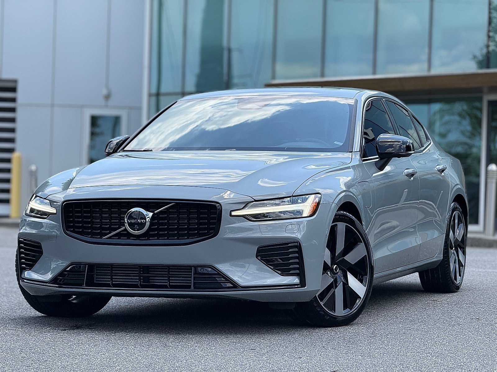 Certified 2025 Volvo S60 T8 Ultra AWD/4WD image 1