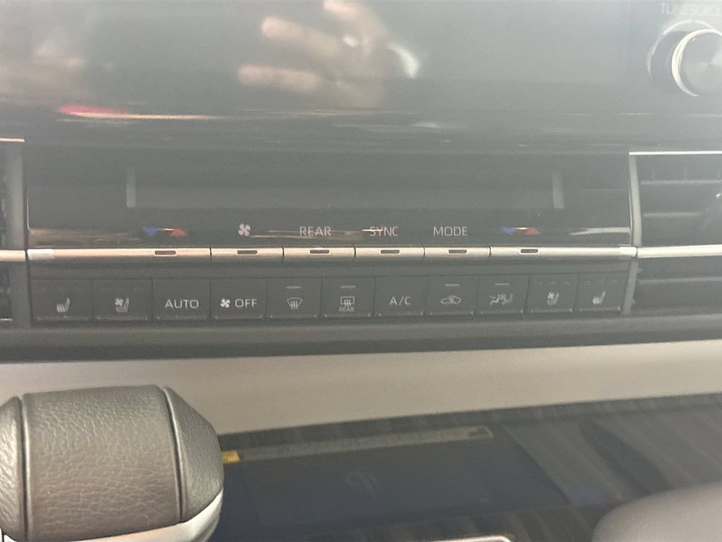 Certified 2023 Toyota Sienna Limited FWD image 15